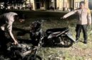 Polisi saat menunjukan barang bukti sepeda motor yang dibakar massa dan motor korban yang berhasil diamankan, Sabtu 11 April 2026 | Dok. Polsek Polres Lampung Tengah.
