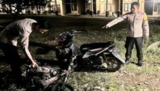 Polisi saat menunjukan barang bukti sepeda motor yang dibakar massa dan motor korban yang berhasil diamankan, Sabtu 11 April 2026 | Dok. Polsek Polres Lampung Tengah.