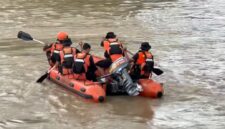 Tim SAR saat melakukan pencarian di wilayah sungai Kabupaten Pringsewu, Jumat 10 April 2026 | Dok. Basarnas Lampung.