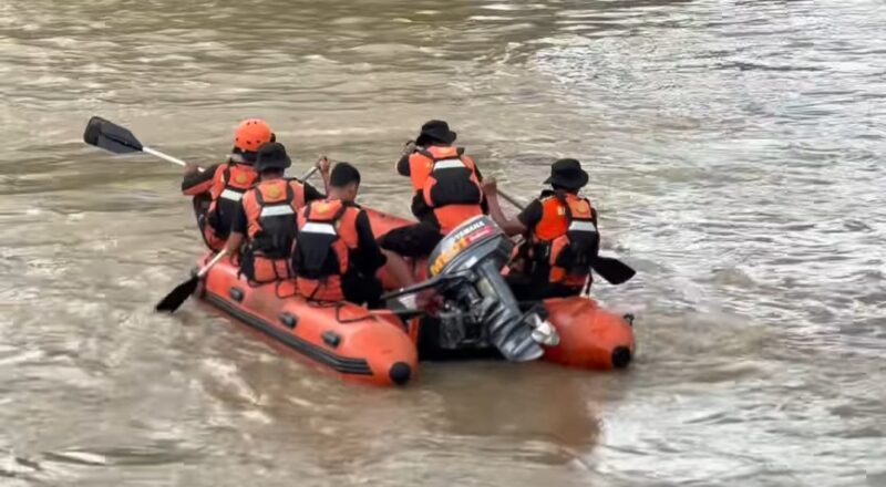 Tim SAR saat melakukan pencarian di wilayah sungai Kabupaten Pringsewu, Jumat 10 April 2026 | Dok. Basarnas Lampung.
