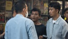 Terduga pelaku berbaju hitam saat diamankan warga di Fajaresuk Pringsewu, Minggu 12 April 2026, malam | ist/Media Prioritastv.com.