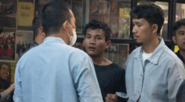 Terduga pelaku berbaju hitam saat diamankan warga di Fajaresuk Pringsewu, Minggu 12 April 2026, malam | ist/Media Prioritastv.com.