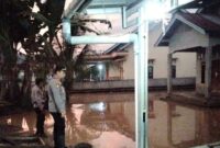 Polisi saat melakukan pemeriksaan lokasi tergenang banjir di BNS Tanggamus, Senin 13 April 2026 | Dok. Humas Polres Tanggamus.