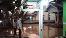 Polisi saat melakukan pemeriksaan lokasi tergenang banjir di BNS Tanggamus, Senin 13 April 2026 | Dok. Humas Polres Tanggamus.