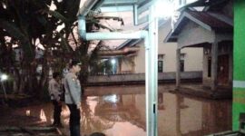 Polisi saat melakukan pemeriksaan lokasi tergenang banjir di BNS Tanggamus, Senin 13 April 2026 | Dok. Humas Polres Tanggamus.