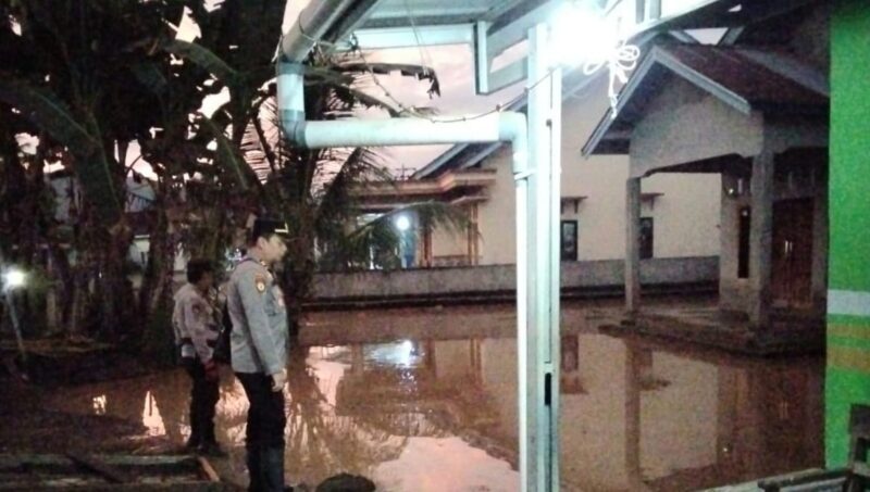 Polisi saat melakukan pemeriksaan lokasi tergenang banjir di BNS Tanggamus, Senin 13 April 2026 | Dok. Humas Polres Tanggamus.