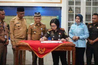 Pemandangan MoU Antara Kejaksaan dan Pemerintahan Kota Metro, Di ruang Kerja Walikota