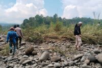 Tim gabungan saat menyusuri sungai mencari keberadaan Sugiyo, petani warga Pekon Simpang Bayur, Kecamatan Bandar Negeri Semuong, Kabupaten Tanggamus yang dilaporkan hilang usai pamit mancing di Way Semong, Senin 13 April 2026 | ist/Media Prioritastv.com.