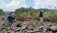 Tim gabungan saat menyusuri sungai mencari keberadaan Sugiyo, petani warga Pekon Simpang Bayur, Kecamatan Bandar Negeri Semuong, Kabupaten Tanggamus yang dilaporkan hilang usai pamit mancing di Way Semong, Senin 13 April 2026 | ist/Media Prioritastv.com.