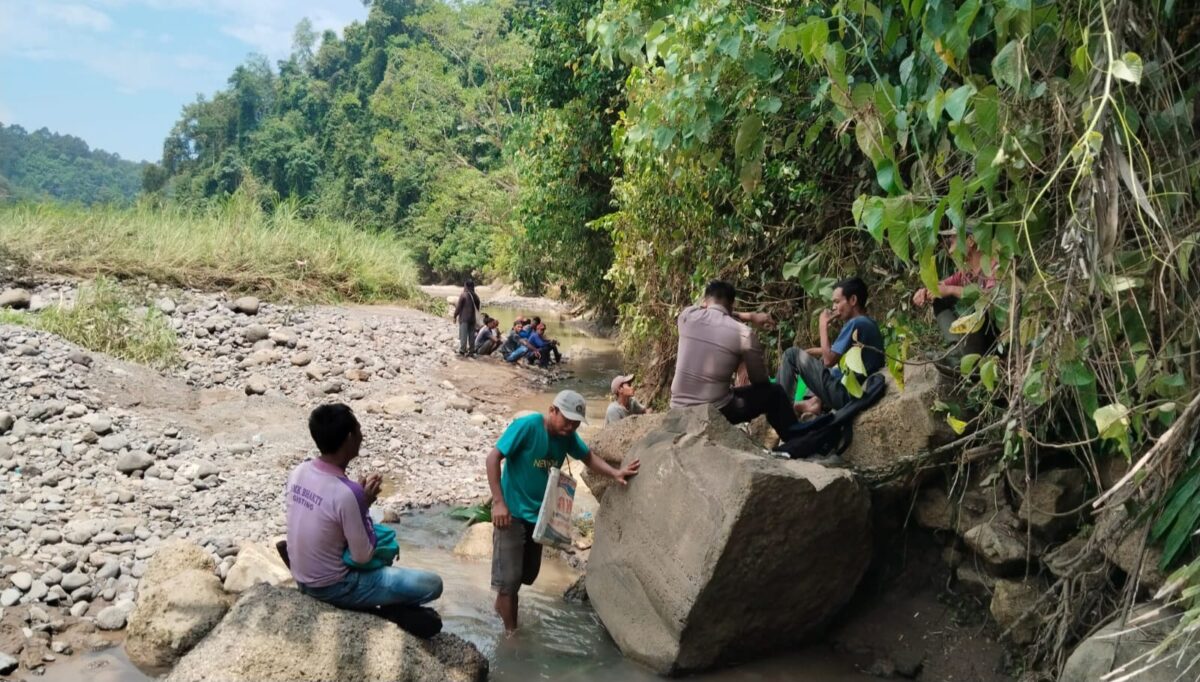 Petugas Polsek Wonosobo bersama warga saat tiba di aliran sungai Way Semong, Tanggamus, Selasa 14 April 2026 | Sumentri/Media Prioritastv.com.