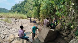 Petugas Polsek Wonosobo bersama warga saat tiba di aliran sungai Way Semong, Tanggamus, Selasa 14 April 2026 | Sumentri/Media Prioritastv.com.