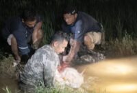 Warga saat melakukan evakuasi korban usai ditemukan dinihari tadi, Rabu 15 April 2026 | Dok. Humas Polres Tanggamus.