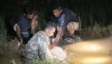 Warga saat melakukan evakuasi korban usai ditemukan dinihari tadi, Rabu 15 April 2026 | Dok. Humas Polres Tanggamus.