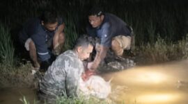 Warga saat melakukan evakuasi korban usai ditemukan dinihari tadi, Rabu 15 April 2026 | Dok. Humas Polres Tanggamus.