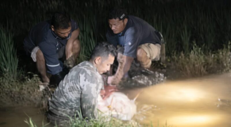 Warga saat melakukan evakuasi korban usai ditemukan dinihari tadi, Rabu 15 April 2026 | Dok. Humas Polres Tanggamus.