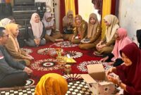 Puskesos se Kecamatan Talang Padang saat menyerahkan bantuan kepada Siti Musliaha, korban yang rumahnya terbakar, Jumat 10 April 2026 | Asrul Ariski/Media Prioritastv.com.