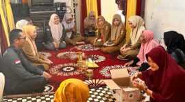 Puskesos se Kecamatan Talang Padang saat menyerahkan bantuan kepada Siti Musliaha, korban yang rumahnya terbakar, Jumat 10 April 2026 | Asrul Ariski/Media Prioritastv.com.