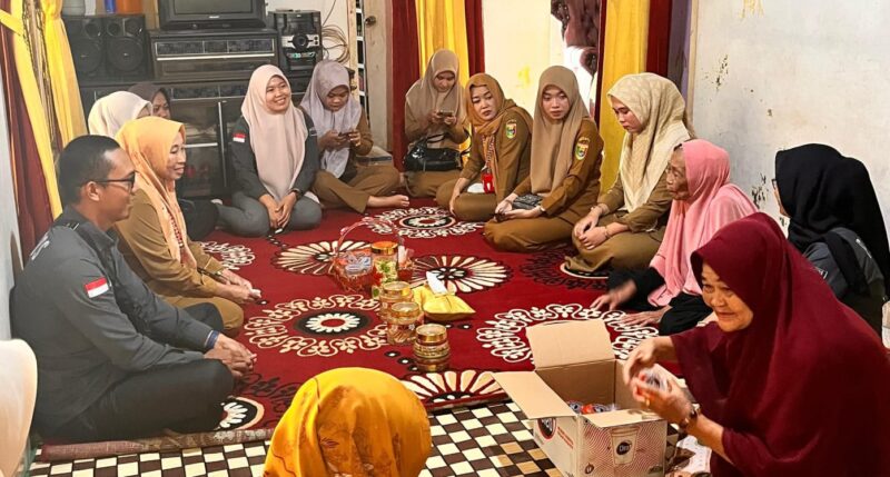 Puskesos se Kecamatan Talang Padang saat menyerahkan bantuan kepada Siti Musliaha, korban yang rumahnya terbakar, Jumat 10 April 2026 | Asrul Ariski/Media Prioritastv.com.