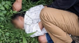 Terduga pelaku saat diamankan warga di Jalan Raya Way Lalaan sekitar area Kantor Partai PDI-P, Pekon Kampung Baru, Kota Agung Timur, Tanggamus, Selasa 14 April 2026, sore | ist/Media Prioritastv.com.