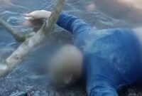 Sosok jasad pria berbaju biru yang mengambang di Pantai Batu Balai, Ketapang, Limau, Tanggamus, Kamis 16 April 2026 | Herdi/Herman/Media Prioritastv.com.