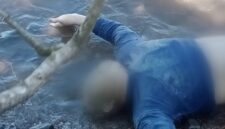 Sosok jasad pria berbaju biru yang mengambang di Pantai Batu Balai, Ketapang, Limau, Tanggamus, Kamis 16 April 2026 | Herdi/Herman/Media Prioritastv.com.