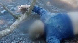 Sosok jasad pria berbaju biru yang mengambang di Pantai Batu Balai, Ketapang, Limau, Tanggamus, Kamis 16 April 2026 | Herdi/Herman/Media Prioritastv.com.