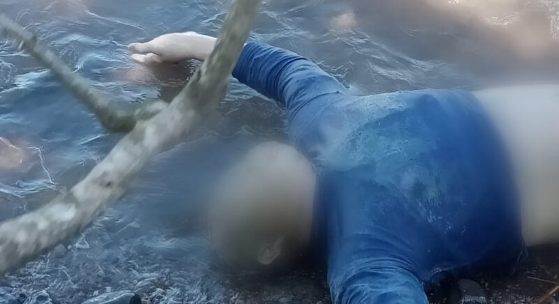 Sosok jasad pria berbaju biru yang mengambang di Pantai Batu Balai, Ketapang, Limau, Tanggamus, Kamis 16 April 2026 | Herdi/Herman/Media Prioritastv.com.