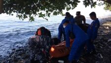 Proses evakuasi mayat di Pantai Muara Hati, Pekon Sukabanjar, Kota Agung Timur, Tanggamus | Herdi/Media Prioritastv.com.