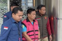 Ketua Ombudsman RI Hery Susanto saat digelandang usai resmi ditetapkan sebagai tersangka dugaan korupsi tata kelola usaha pertambangan nikel periode 2013–2025, Kamis 16 April 2026 | Dok. KPK RI.