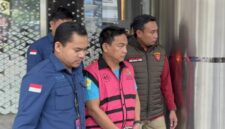 Ketua Ombudsman RI Hery Susanto saat digelandang usai resmi ditetapkan sebagai tersangka dugaan korupsi tata kelola usaha pertambangan nikel periode 2013–2025, Kamis 16 April 2026 | Dok. KPK RI.