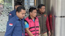 Ketua Ombudsman RI Hery Susanto saat digelandang usai resmi ditetapkan sebagai tersangka dugaan korupsi tata kelola usaha pertambangan nikel periode 2013–2025, Kamis 16 April 2026 | Dok. KPK RI.