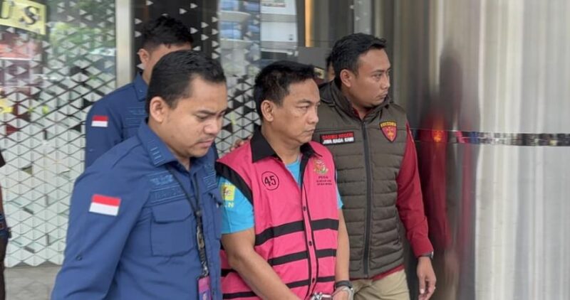 Ketua Ombudsman RI Hery Susanto saat digelandang usai resmi ditetapkan sebagai tersangka dugaan korupsi tata kelola usaha pertambangan nikel periode 2013–2025, Kamis 16 April 2026 | Dok. KPK RI.