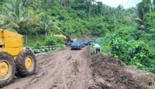 Perbaikan jalan di satu titik menuju Pesisir Tanggamus, Lampung, Rabu 15 April 2026 |