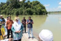 Wabup Pringsewu Umi Laila saat mendampingi tim KONI Pusat di Bendungan Way Sekampung, Kamis 16 April 2026 | Samuel/Media Prioritastv.com.