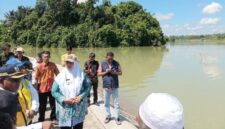 Wabup Pringsewu Umi Laila saat mendampingi tim KONI Pusat di Bendungan Way Sekampung, Kamis 16 April 2026 | Samuel/Media Prioritastv.com.