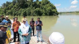 Wabup Pringsewu Umi Laila saat mendampingi tim KONI Pusat di Bendungan Way Sekampung, Kamis 16 April 2026 | Samuel/Media Prioritastv.com.