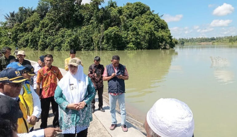 Wabup Pringsewu Umi Laila saat mendampingi tim KONI Pusat di Bendungan Way Sekampung, Kamis 16 April 2026 | Samuel/Media Prioritastv.com.