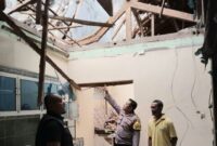 Polisi saat melakukan pemeriksaan TKP kerusakan rumah usai tertimpa puing-puing bongkaran gedung walet di Pekon Sidoharjo, Pringsewu, Sabtu 18 April 2026 | Dok. Humas Polres Pringsewu.