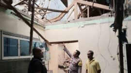 Polisi saat melakukan pemeriksaan TKP kerusakan rumah usai tertimpa puing-puing bongkaran gedung walet di Pekon Sidoharjo, Pringsewu, Sabtu 18 April 2026 | Dok. Humas Polres Pringsewu.