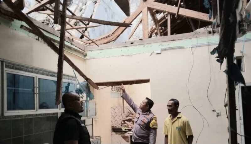 Polisi saat melakukan pemeriksaan TKP kerusakan rumah usai tertimpa puing-puing bongkaran gedung walet di Pekon Sidoharjo, Pringsewu, Sabtu 18 April 2026 | Dok. Humas Polres Pringsewu.