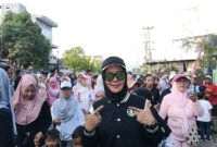 Lurah Pasar Madang, Kota Agung, Tanggamus, Mega Sari saat bersama ribuan warga yang mengikuti jalan sehat memeriahkan HUT ke 29 Kabupaten Tanggamus, Minggu 19 April 2026 | Herdi/Media Prioritastv.com.