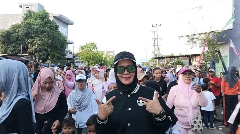 Lurah Pasar Madang, Kota Agung, Tanggamus, Mega Sari saat bersama ribuan warga yang mengikuti jalan sehat memeriahkan HUT ke 29 Kabupaten Tanggamus, Minggu 19 April 2026 | Herdi/Media Prioritastv.com.