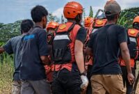 Jasad korban saat dievakuasi tim SAR bersama warga menuju rumah duka di Talang 20 Pekon Air Naningan, Kecamatan Air Naningan, Tanggamus, Minggu 29 April 2026 | Dok. Basarnas Lampung.