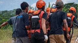 Jasad korban saat dievakuasi tim SAR bersama warga menuju rumah duka di Talang 20 Pekon Air Naningan, Kecamatan Air Naningan, Tanggamus, Minggu 29 April 2026 | Dok. Basarnas Lampung.