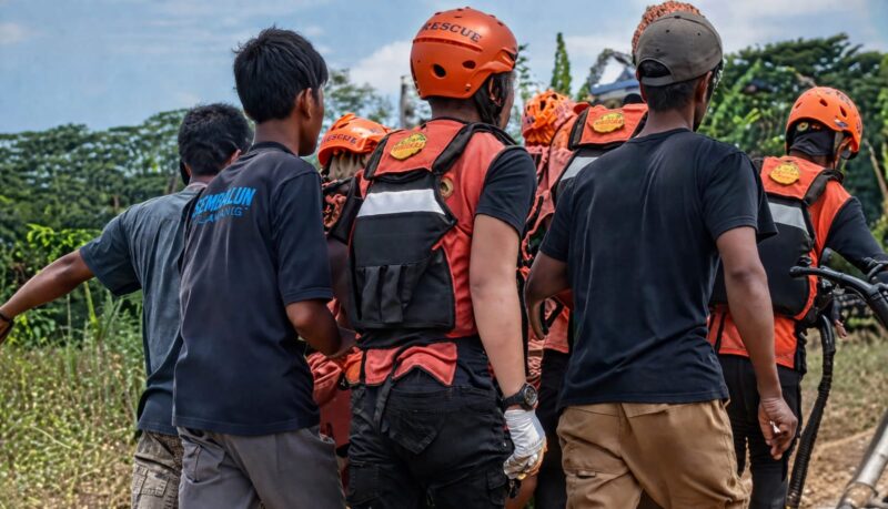 Jasad korban saat dievakuasi tim SAR bersama warga menuju rumah duka di Talang 20 Pekon Air Naningan, Kecamatan Air Naningan, Tanggamus, Minggu 29 April 2026 | Dok. Basarnas Lampung.