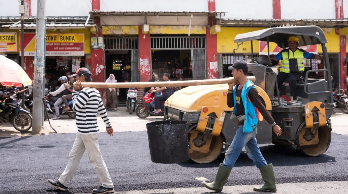 Proses perbaikan jalan di Pasar Talang Padang yang sebelumnya becek dalam video yang diunggah akun resmi Pemkab Tanggamus, Minggu 19 April 2026 |