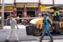 Proses perbaikan jalan di Pasar Talang Padang yang sebelumnya becek dalam video yang diunggah akun resmi Pemkab Tanggamus, Minggu 19 April 2026 |