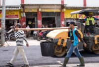 Proses perbaikan jalan di Pasar Talang Padang yang sebelumnya becek dalam video yang diunggah akun resmi Pemkab Tanggamus, Minggu 19 April 2026 |