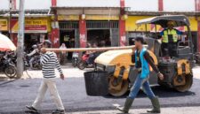 Proses perbaikan jalan di Pasar Talang Padang yang sebelumnya becek dalam video yang diunggah akun resmi Pemkab Tanggamus, Minggu 19 April 2026 |