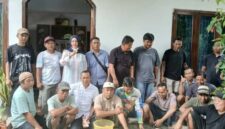 LBH Cahaya Keadilan Pringsewu bersama pekerja galian tanah bersiap audiensi dengan DPRD untuk memperjuangkan kepastian legalitas usaha (Foto:Nurul Hidayah)
